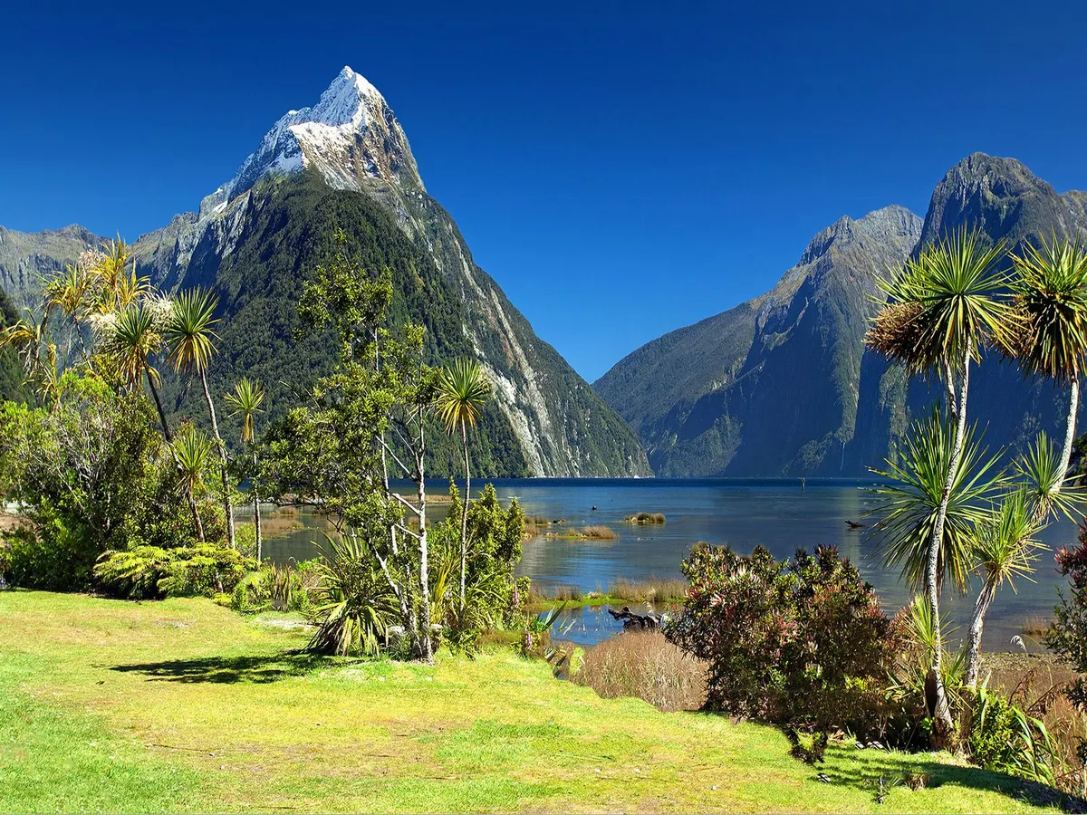 Mountains and lake scenery in New Zealand